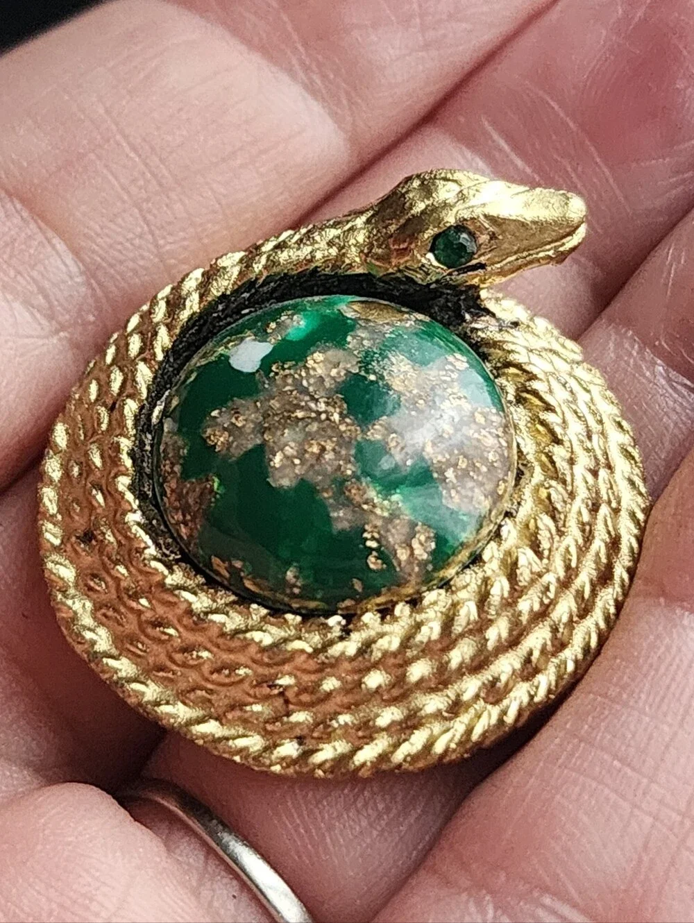 N/A brooch features